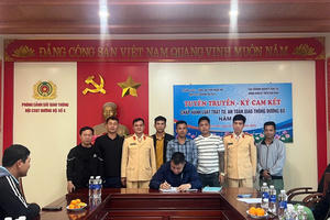 Nghệ An: Doanh nghiệp vận tải chở công nhân ký cam kết ATGT trên Quốc lộ 46