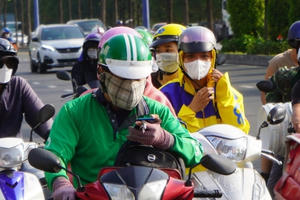 TP Hồ Chí Minh: Nắng nóng như thiêu, người dân vật vã tìm cách chống chọi