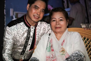 Mẹ Ngọc Sơn lén giấu con trai đi xem hát