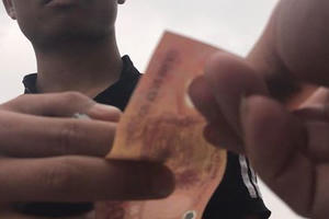 [Video] Hà Nội: Dọa đập kính, bẻ gương để "trấn lột" tiền trông xe ngay trước trụ sở công an