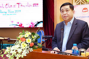 Bộ trưởng KH&ĐT đón Tết sớm cùng những người kém may mắn