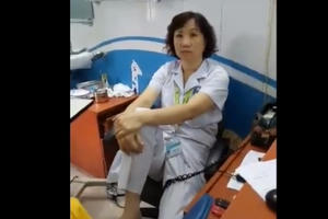 Bác sĩ Bệnh viện Mắt Trung ương gác chân lên ghế "đối thoại" với người nhà bệnh nhân