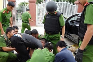 Côn đồ cầm dao lao vào trụ sở đòi chém công an