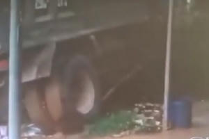 [Clip]: Phản xạ "xuất thần" giúp người đàn ông thoát nạn trong gang tấc