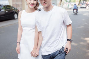 Huỳnh Anh tình tứ nắm tay Hoàng Oanh đến buổi họp fan