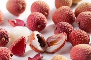 Bị hóc hạt vải, bé trai hơn 2 tuổi suýt mất mạng