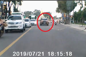 Xe bán tải cố tình lấn làn và "đẳng cấp" của sự thiếu văn hóa giao thông