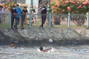 Trẻ em giỡn mặt "Hà Bá" giữa trung tâm Sài Gòn