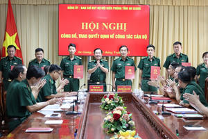 Bộ đội Biên phòng tỉnh An Giang trao quyết định về công tác cán bộ