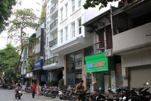 Vắng khách quốc tế, gia sản trăm tỷ trên phố cổ Hà Nội “đóng cửa, phủ bụi”