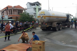 Người thân gào khóc bên thi thể cô gái trẻ chết thảm dưới bánh xe bồn