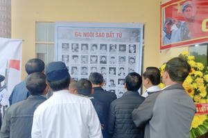 Dâng hương tưởng niệm 64 anh hùng liệt sĩ hy sinh ở Gạc Ma