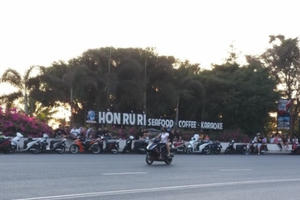 Đường ven biển TP Vũng Tàu đông nghịt người giữa mùa dịch Covid-19