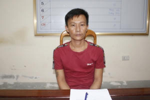 Uống rượu say rồi mang dao rựa vào trụ sở, chém trưởng công an xã trọng thương