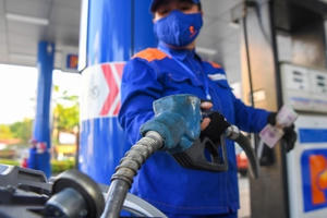 Giá xăng có lần tăng thứ hai liên tiếp, vượt ngưỡng 22.000 đồng/lít