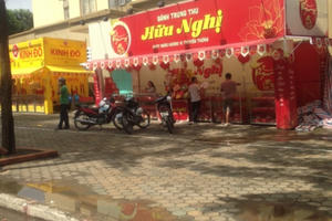 Quầy bánh trung thu "tung hoành" lấn chiếm vỉa hè Thủ đô Quầy bánh trung thu "tung hoành" lấn chiếm vỉa hè Thủ đô