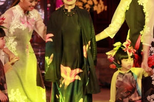 Những bóng hồng gạo cội cùng quy tụ trên sân khấu thời trang Những bóng hồng gạo cội cùng quy tụ trên sân khấu thời trang