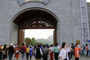 Dòng người tấp nập hướng về đất Tổ Vua Hùng