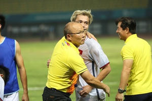 Báo Hàn Quốc tiết lộ mức lương của HLV Park Hang Seo với VFF