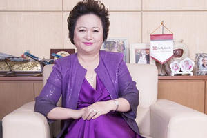 Ái nữ thay mẹ nắm quyền, ghi dấu ấn vượt qua đại dịch