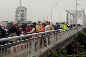 Hải Phòng: CSGT kịp thời giải cứu cô gái trẻ định nhảy cầu tự vẫn chiều mùng 8/3