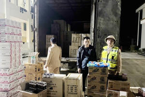 Phát hiện xe tải chở số lượng lớn mỹ phẩm ngoại không rõ nguồn gốc trên quốc lộ 8A