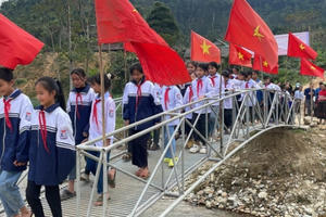 Đông về, học sinh bản Na hết cảnh lội suối đến trường