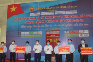 Hà Nam: Hàng nghìn người được phát gạo miễn phí vượt qua khó khăn thời dịch bệnh Covid-19