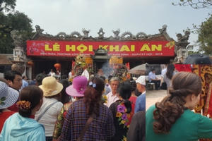 Những hình ảnh xấu xí trước giờ khai Ấn Đền Trần