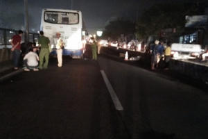 Băng qua dải phân cách, một người bị xe khách tông văng xa tử vong tại chỗ