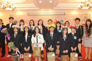 Đại học Quốc gia Hà Nội: Học sinh chuyên Ngoại ngữ sôi nổi với Cuộc thi Hùng biện 6 thứ tiếng