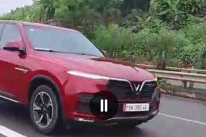 CSGT truy xử phạt tài xế ô tô Vinfast đi lùi trên cao tốc Nội Bài - Lào Cai