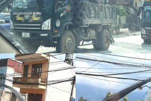 Sa Pa (Lào Cai): Tạm giữ bằng lái xe tải chở vật liệu trên nóc tung tăng giữa phố