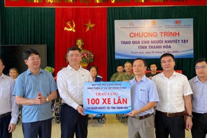 Bộ Tư pháp trao tặng xe lăn, nhà tình nghĩa và tủ sách pháp luật tại Thanh Hóa