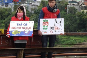 Thả cá đừng thả túi ni lông, thông điệp ngày ông Công ông Táo