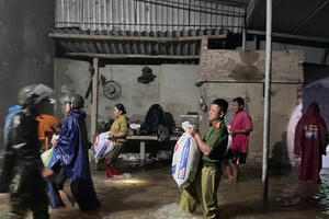 Công an Hà Tĩnh “xuyên đêm” hỗ trợ sơ tán dân và tài sản Công an Hà Tĩnh “xuyên đêm” hỗ trợ sơ tán dân và tài sản