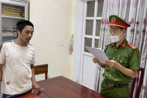 Dùng mũ bảo hiểm đánh trưởng thôn kiêm công an viên gây thương tích 7%