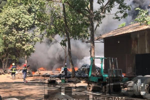 Bình Dương: Bãi chứa lốp ô tô rộng hàng ngàn m2 bốc cháy dữ dội