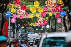 Đường phố Sài Gòn trang hoàng đón Tết Mậu Tuất