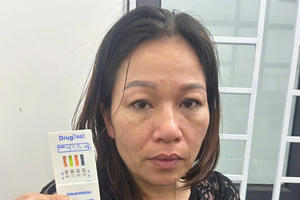 Bắt quả tang người phụ nữ đang phê pha ma tuý cùng 2 thanh niên trong phòng trọ