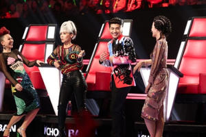Giọng hát Việt 2017: Dàn HLV lao lên sân khấu vì giọng ca 20 tuổi