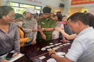 Công an Đồng Nai gõ cửa từng nhà để trao quà Tết cho bà con