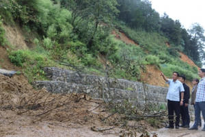 Bí thư Thị ủy Sa Pa kiểm tra các điểm sạt lở trên địa bàn thị xã