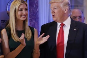 Donald Trump "gây bão" trên Twitter khi dẫn nhầm tên con gái Ivanka Donald Trump "gây bão" trên Twitter khi dẫn nhầm tên con gái Ivanka