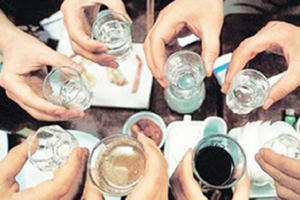 Vĩnh Phúc: 7 người nhập viện nghi ngộ độc rượu