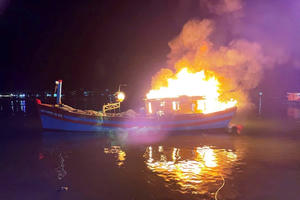 Cháy tàu cá đang neo đậu tại cảng Sa Huỳnh