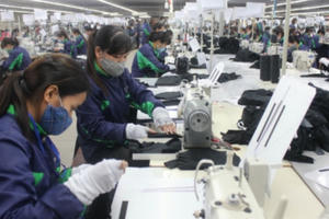 Tin kinh tế 6AM: Thưởng Tết tại nhiều địa phương giảm; Giảm 50% giá vé tàu dịp Tết một số tuyến cho trẻ em