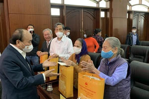 Chủ tịch nước Nguyễn Xuân Phúc trao quà tết cho hộ nghèo, hộ khó khăn tại TP Đà Nẵng