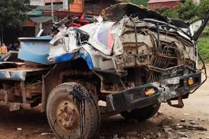 Sơn La: Xe đầu kéo tông sập 3 nhà dân, tài xế tử vong