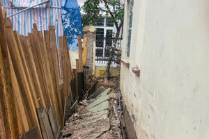 Cần sớm giải quyết dứt điểm việc xây dựng gây nứt, lún tường rào hộ liền kề tại KĐT Tây Mỗ